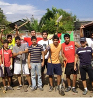 I ragazzi del movimento di Santiago al lavoro per la <br> ricostruzione. 