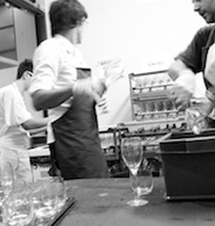 I volontari in ristorazione (©L. Giovanazzi).