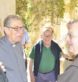 Barcellona (al centro) incontra l'archeologo padre <br>Stanislao Loffreda (a destra).