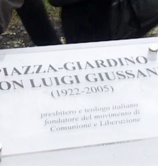 La targa che intitola a don Giussani una piazza di Castione Marchesi, in provincia di Parma.