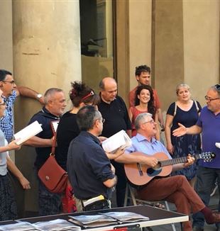 I canti insieme al banchetto "Tracce" di Reggio Emilia