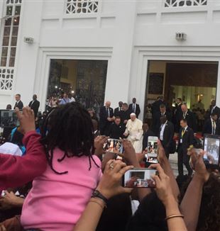 Papa Francesco durante la visita nella capitale del Mozambico