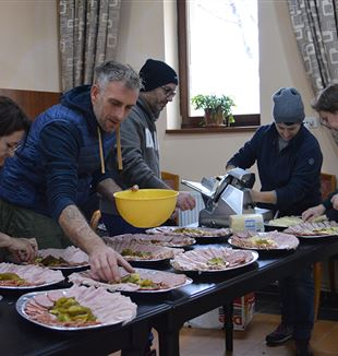Volontari preparano il pranzo per la Giornata con i poveri a Bucarest