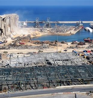 Il porto di Beirut dopo l'esplosione del 4 agosto (foto Unsplash/Rashid Khreiss)
