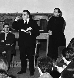 Luigi Negri con don Giussani nel 1963, durante un incontro della commissione cultura nella sede di Gs di via Statuto a Milano (Foto Archivio Fraternità di CL)