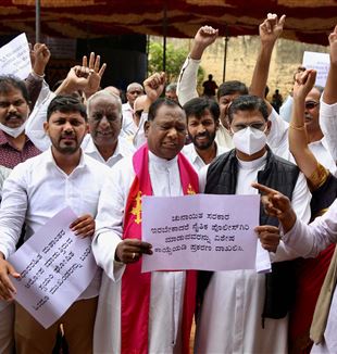 Una manifestazione contro gli attacchi alle chiese a Bangalore (Foto: Ansa)