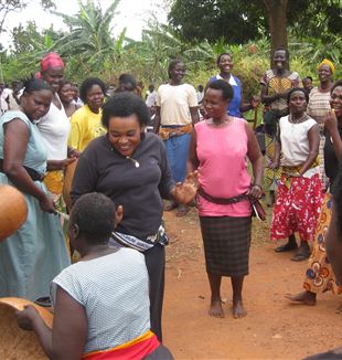 Rose Busingye tra le donne del Meeting Point di Kampala, Uganda (Foto Paolo Perego)