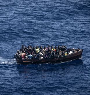 Migranti su una barca alla volta di Lampedusa (Foto Ansa-Dpa)