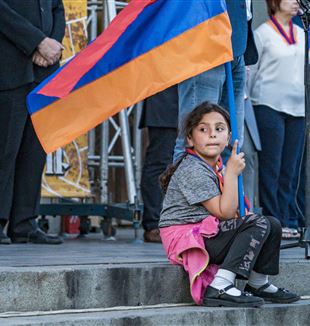 Una bambina con la bandiera armena durante una manifestazione a Yerevan, in Armenia, per supportare l'enclave in Nagorno-Karabakh (Ansa-Zumapress)