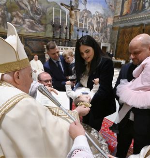 Papa Francesco durante i Battesimi nella Cappella Sistina il 7 gennaio 2024 (Vatican Media/Catholic Press Photo)