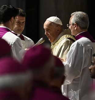 Papa Francesco emana la Bolla di indizione del Giubileo Ordinario del 2025. Basilica di San Pietro, 9 maggio 2024 (foto Riccardo Antimiani/Ansa)